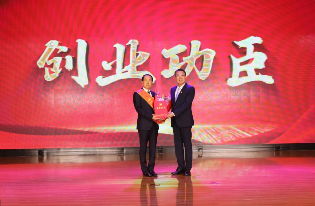 聯(lián)橋集團(tuán)黨委書記、董事長(zhǎng)慕镕鍵被授予威海高新區(qū)建區(qū)30周年十大“創(chuàng)業(yè)功臣”稱號(hào)