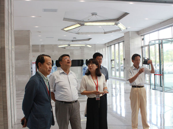 威海海洋職業(yè)學院張宗軍院長一行來聯(lián)橋集團參觀調(diào)研