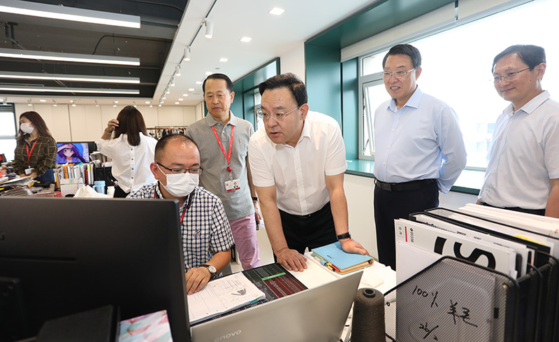 威海市委副書記、代市長閆劍波到聯(lián)橋集團調(diào)研